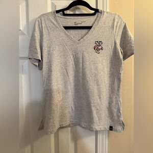 Like New, Under Armour Wisconsin Badgers Light Gray V-Neck T-Shirt - Size Medium